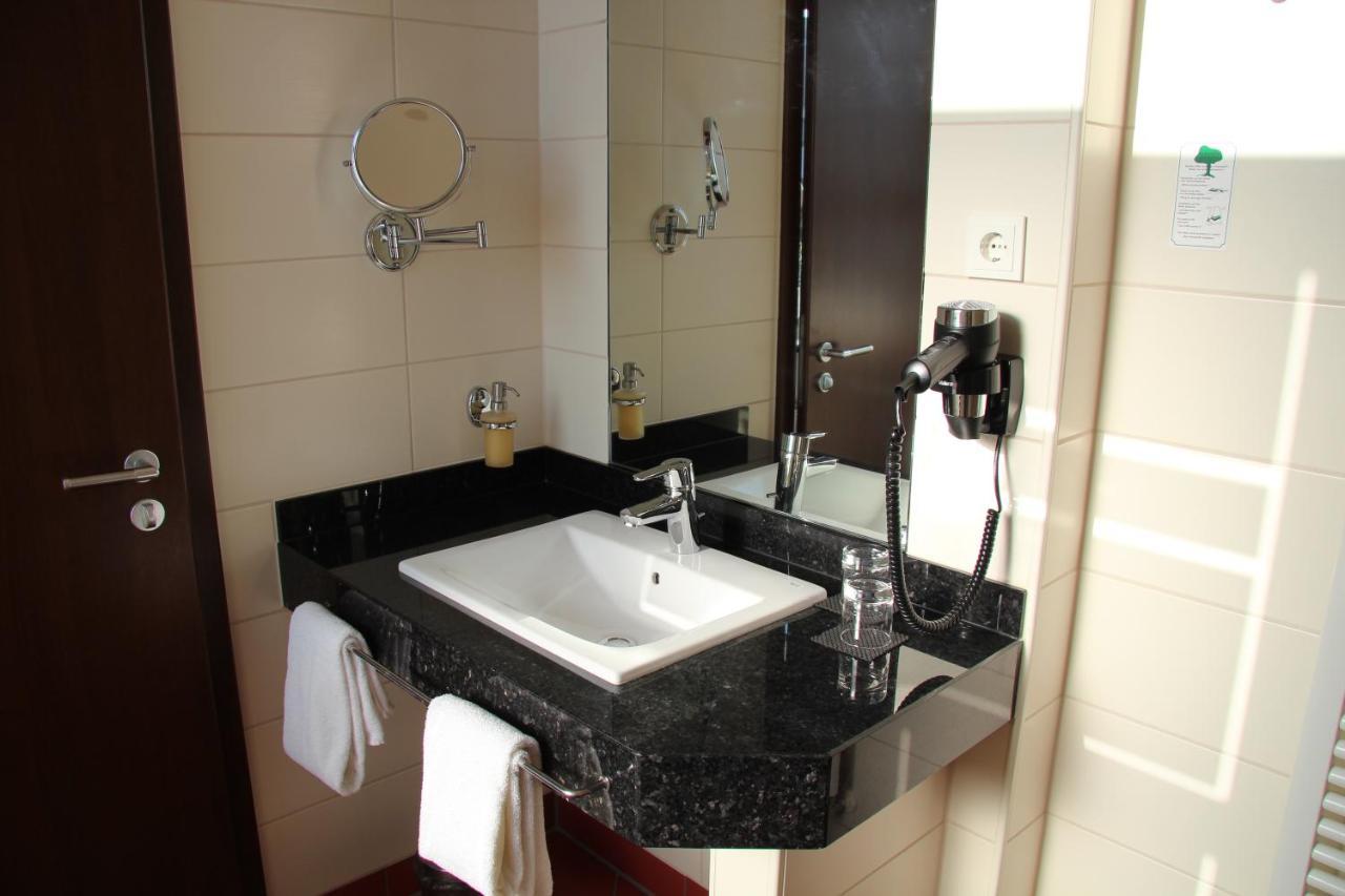 Adena Hotel 2*